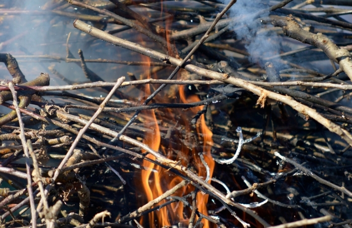 Incendi, Regione: stop abbruciamenti con vento