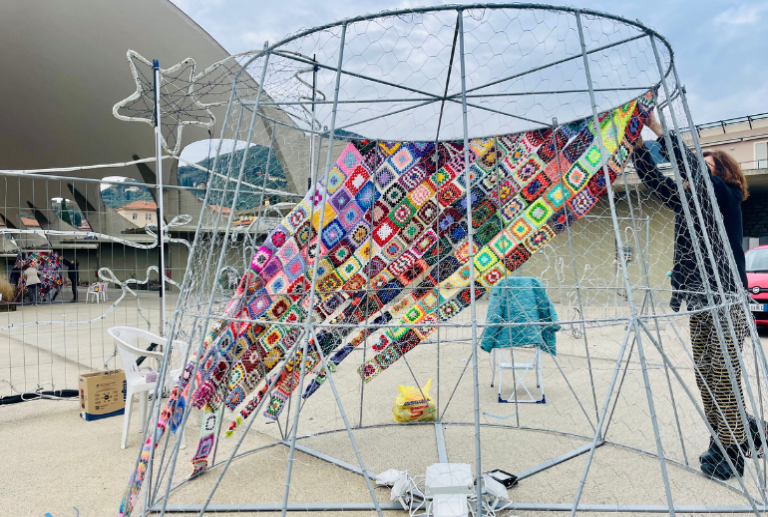 Albero di Natale da mille piastrelle: è corsa contro il tempo