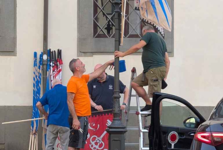 Palio di Pescia, le bandiere tornano in piazza