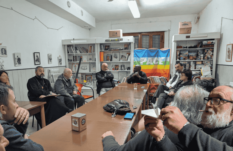 Incontro pubblico al Circolo Arci Agorà di Pescia sul tema dell’integrazione e dell’inclusione sociale, con cittadini, rappresentanti delle comunità religiose e associazioni locali riuniti attorno a un tavolo di discussione.