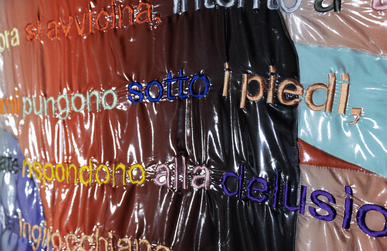 Dettaglio ricamo dell'opera di Barbara Prenka