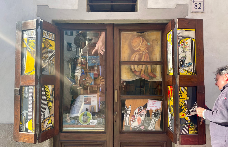 Franco Benedetti al lavoro nel suo studio