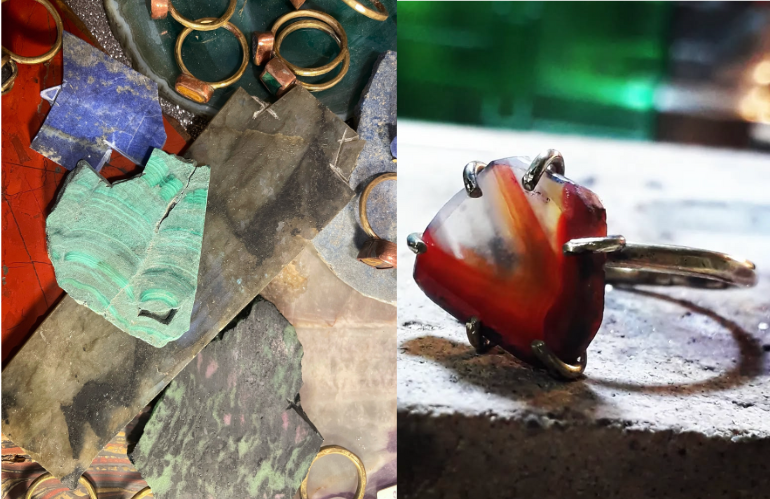 Esposizione di anelli artigianali nell’atelier di Magnani