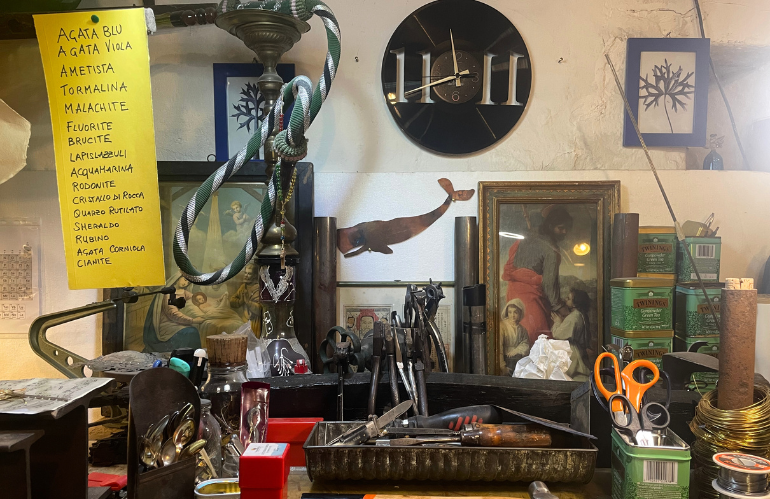 Serie di gioielli in metallo e pietre naturali realizzati da Magnani