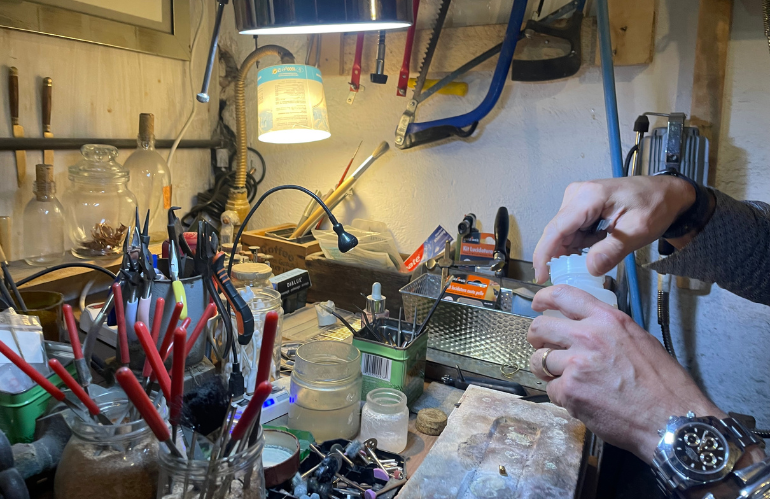 Lavorazione al cannello di un elemento in metallo