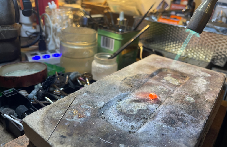 Montaggio in corso di una struttura metallica per gioielli