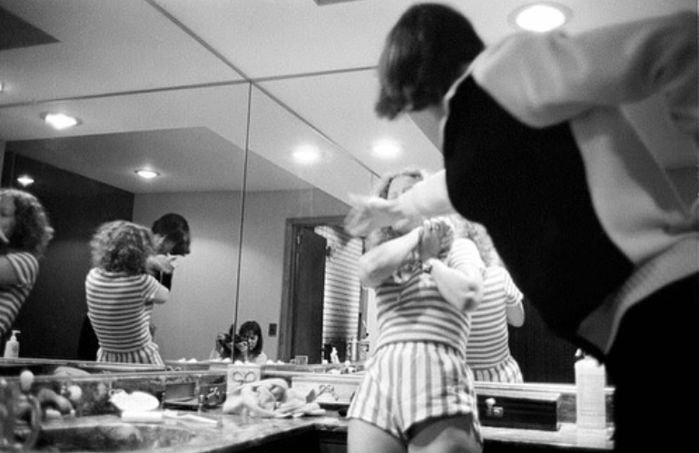 Intervento delle forze dell’ordine documentato da Donna Ferrato durante un episodio di violenza domestica