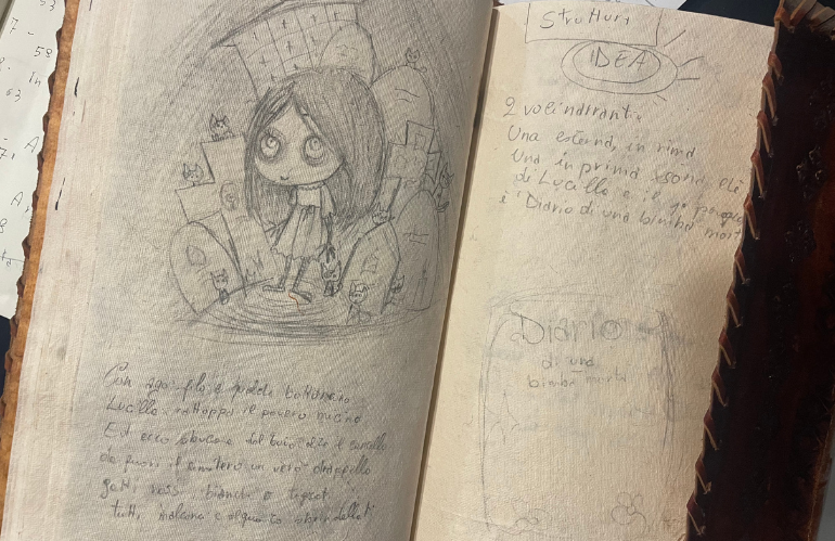 Scrivania dell’ufficio-laboratorio di Serena Pieruccini con libri e schizzi