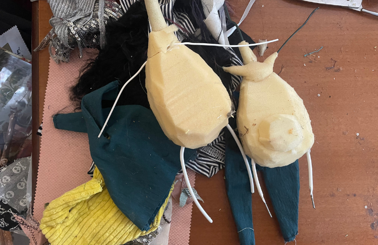 Serena Pieruccini al lavoro su sculture di cartapesta nel suo atelier