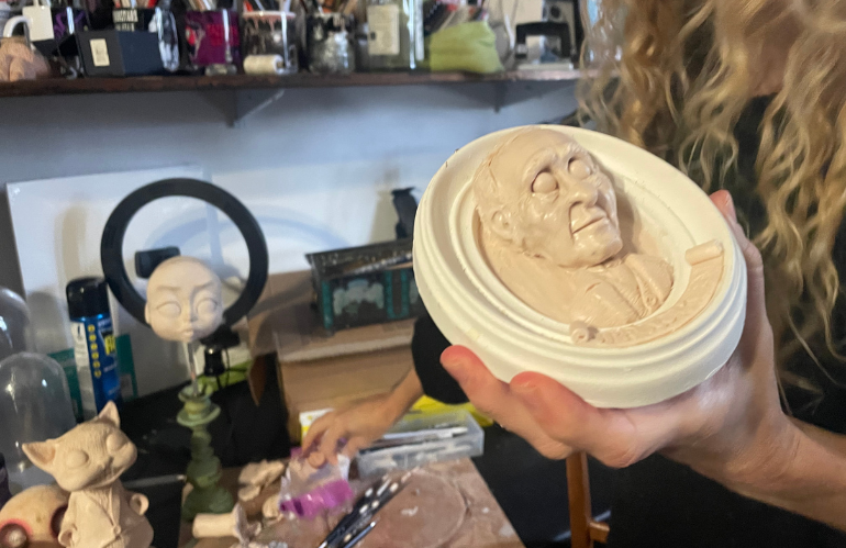 Stanza del montaggio dell’atelier di Serena Pieruccini con sculture e strutture