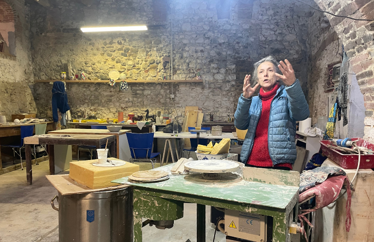 Mani di Silvia Zanchetta mentre lavora la ceramica