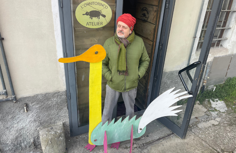 Fabrizio Silei di fronte a il suo atelier l'ornitorinco Pescia