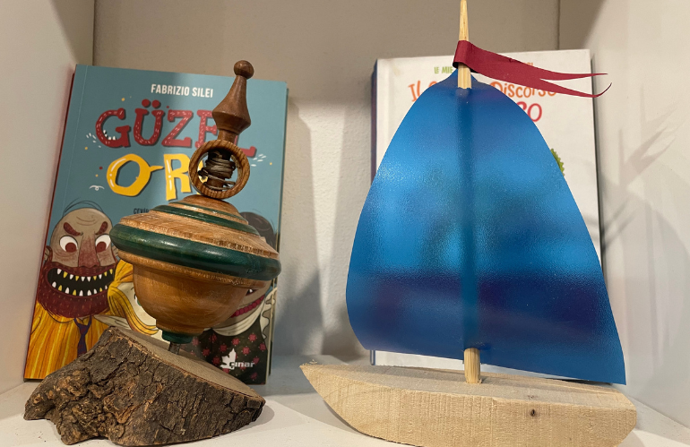 Fabrizio Silei nel suo atelier L’Ornitorinco a Pescia, circondato da strumenti e materiali di lavoro