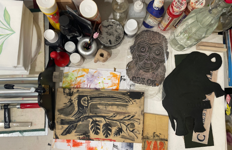 Fabrizio Silei durante un laboratorio creativo con bambini all’Ornitorinco Atelier