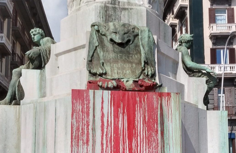 monumento vandalizzato