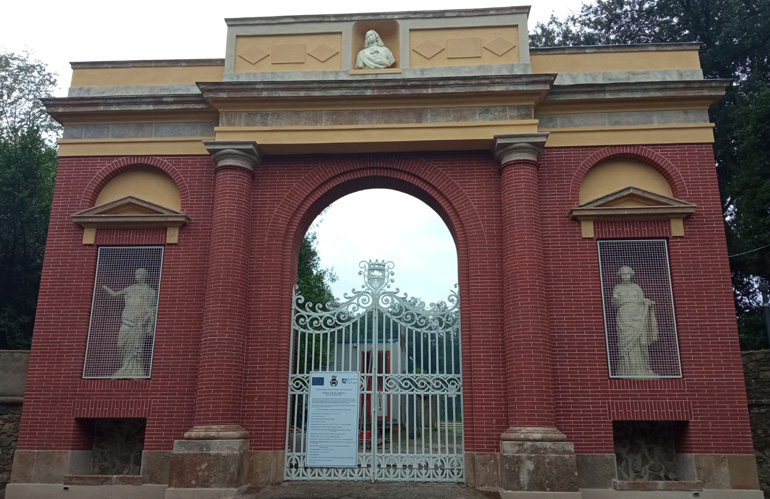 portale-monumentale-villa-la-magia